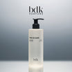 BDK Parfums Pas Ce Soir Shower Gel flacon pompe en studio avec logo bdk