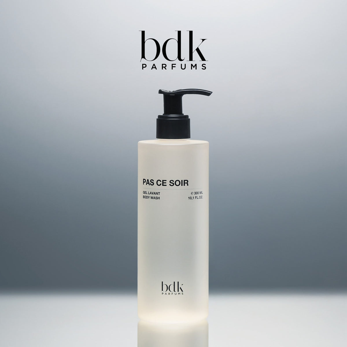 BDK Parfums Pas Ce Soir Shower Gel flacon pompe en studio avec logo bdk