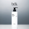 BDK Parfums Rouge Smoking Body Lotion flacon pompe en studio avec logo bdk