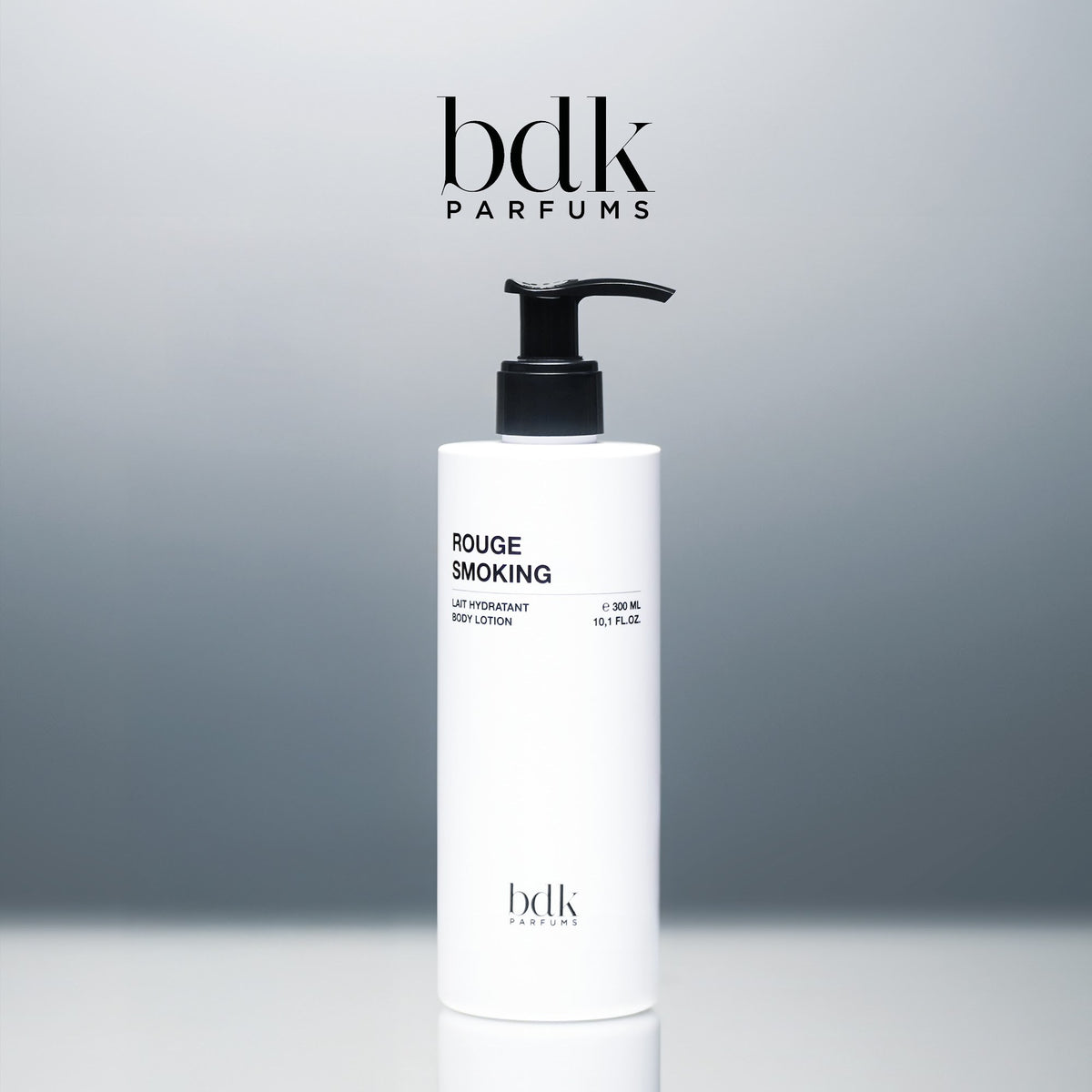 BDK Parfums Rouge Smoking Body Lotion flacon pompe en studio avec logo bdk