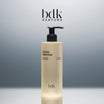 BDK Parfums Rouge Smoking Shower Gel flacon pompe en studio avec logo bdk
