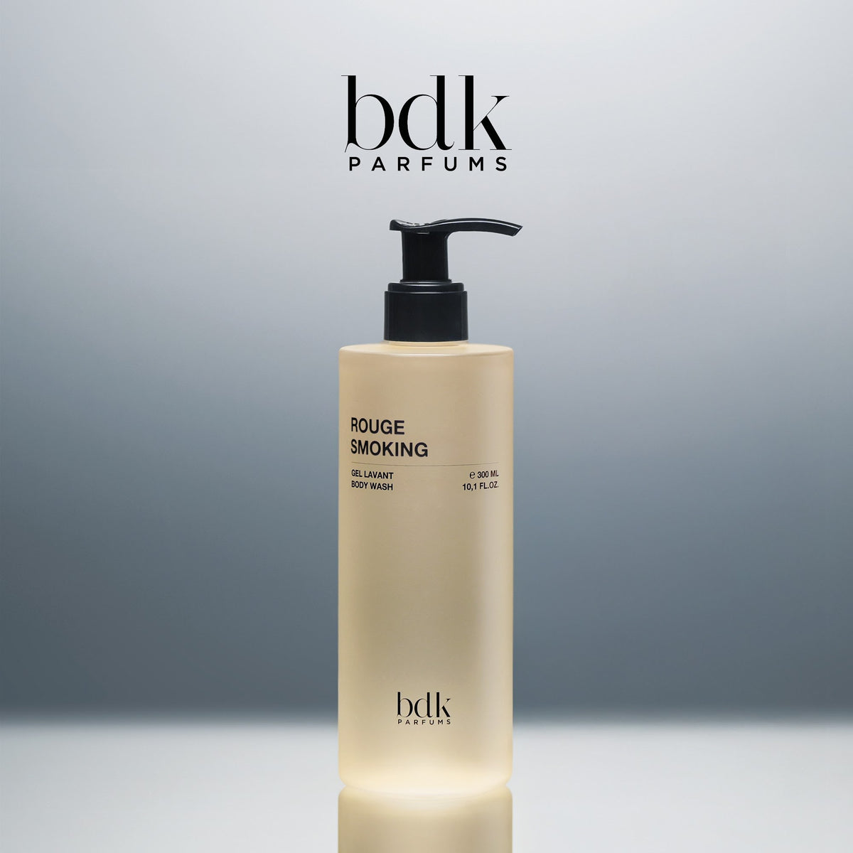 BDK Parfums Rouge Smoking Shower Gel flacon pompe en studio avec logo bdk