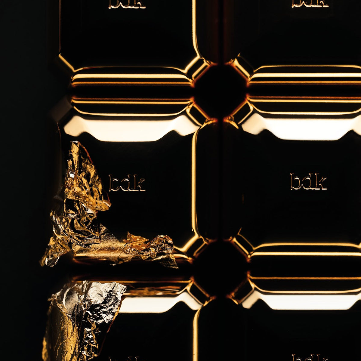 BDK Parfums Velvet Tonka Extrait bouchons dorés vus de dessus avec feuille d’or
