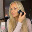 Care for Skin Kabuki Brush in gebruik met poeder