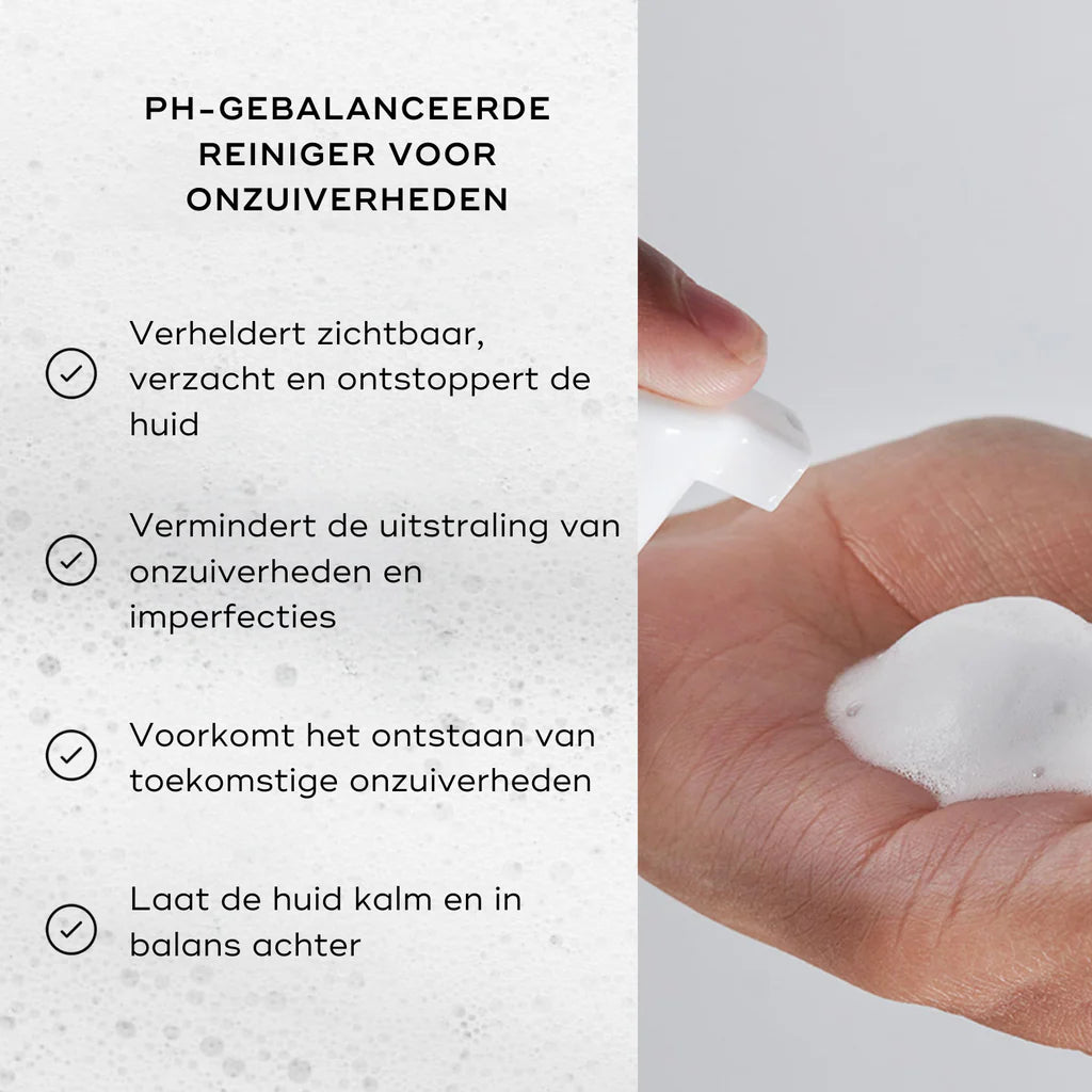 Medik8 Clarifying Foam mousse dans la main avec bienfaits