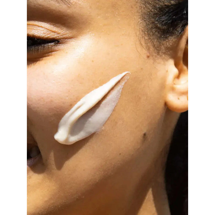 Alpha-H Daily Essential Moisturiser SPF50 ambiance