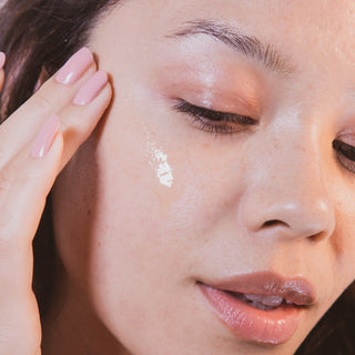 Dermalogica Biolumin-C Serum aangebracht op de wang