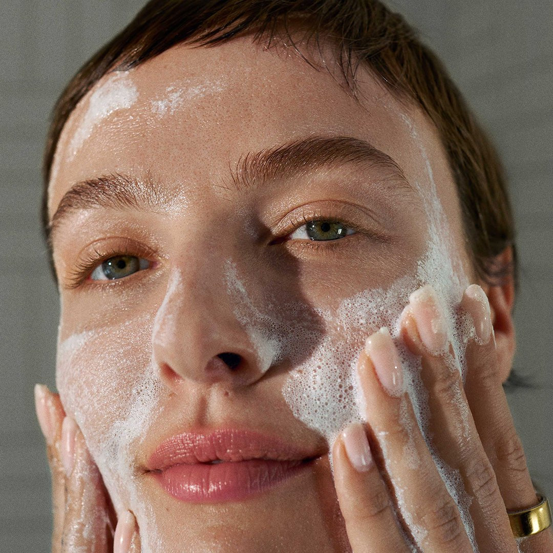 Dermalogica Daily Microfoliant mousse sur le visage