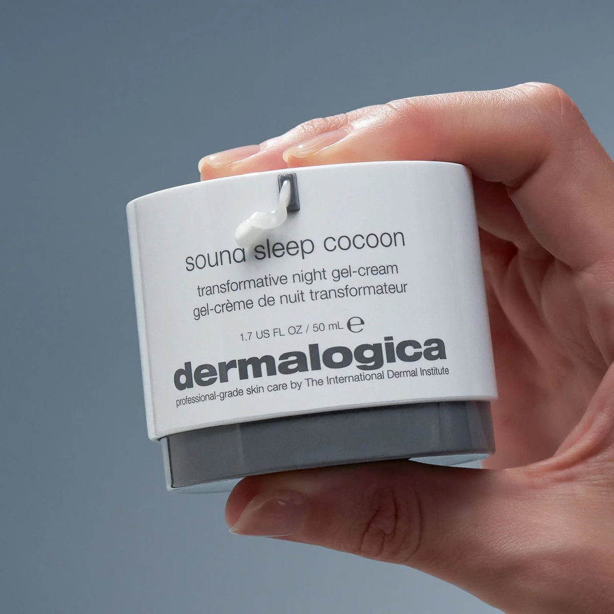 Dermalogica Sound Sleep Cocoon pot 50ml dans la main