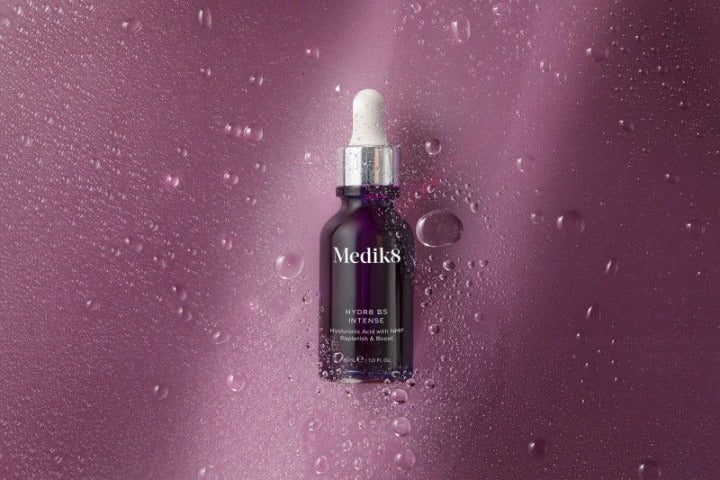 Medik8 Hydr8 B5 Intense 30ml flacon sur fond violet avec gouttes