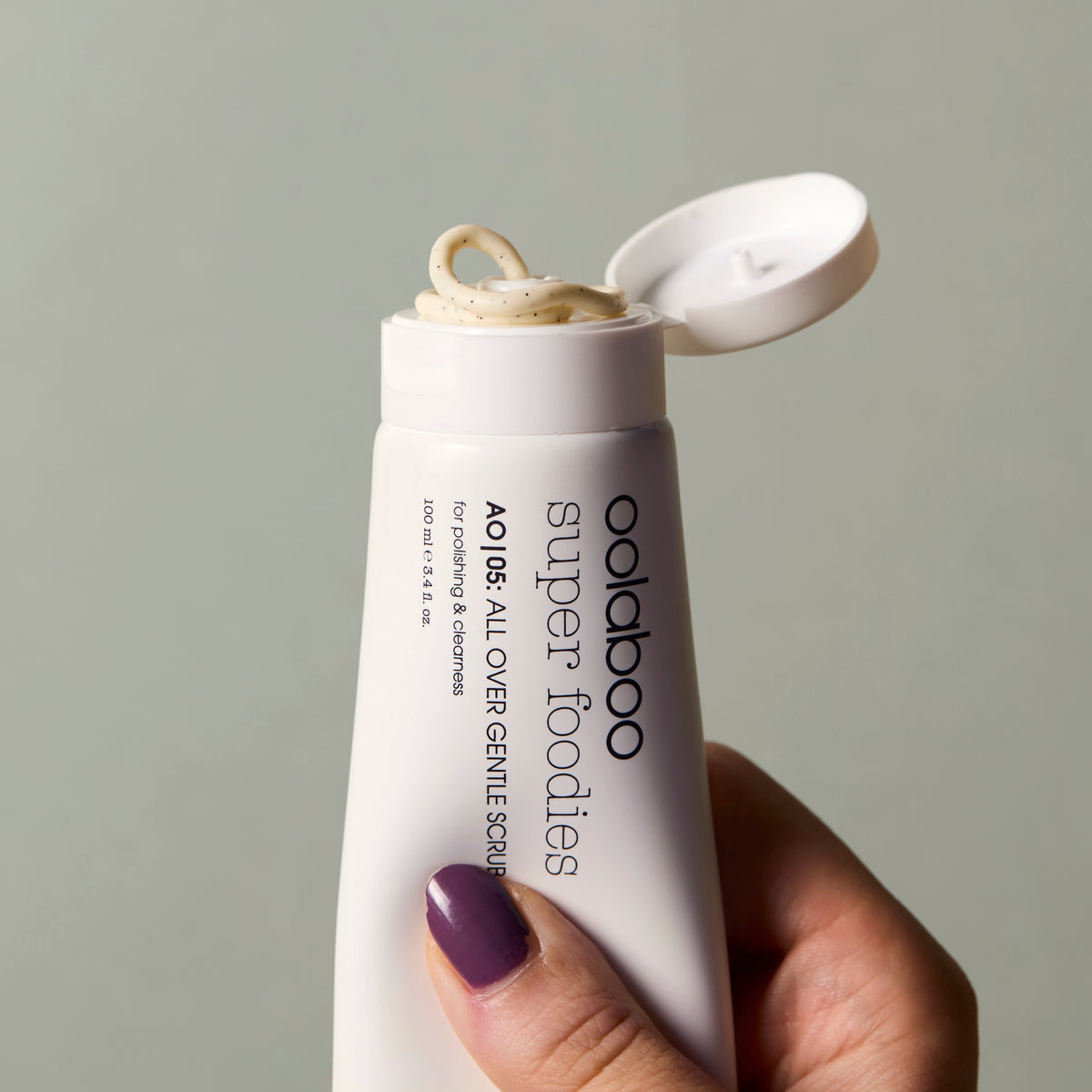 Oolaboo Super Foodies All Over Gentle Scrub tube avec texture gommante