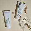Oolaboo Super Foodies All Over Gentle Scrub à côté de Velvety Hand Lotion