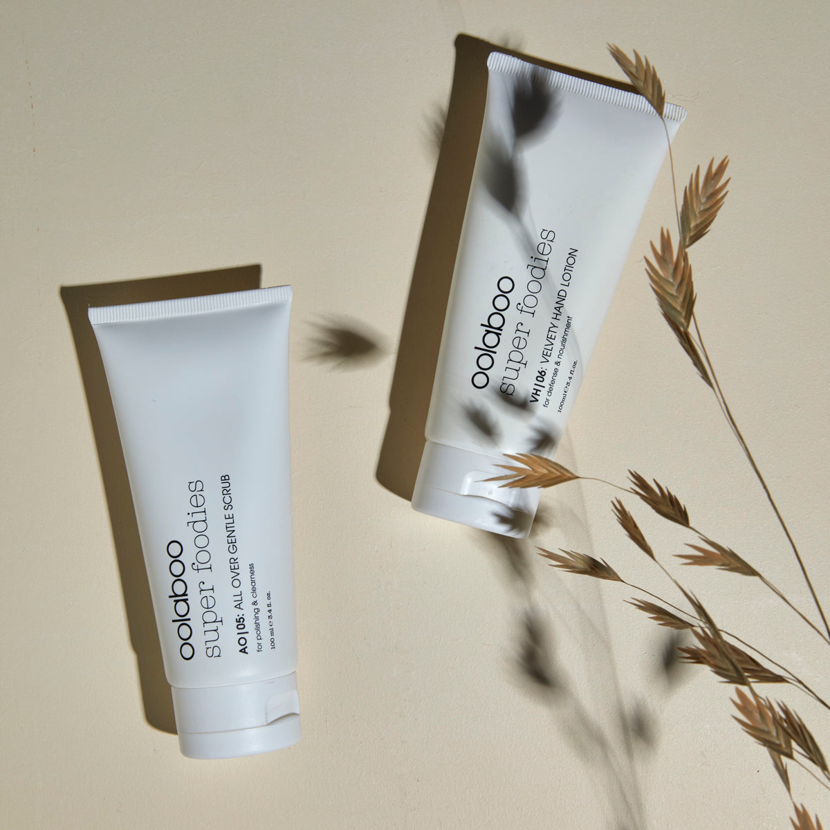 Oolaboo Super Foodies All Over Gentle Scrub à côté de Velvety Hand Lotion
