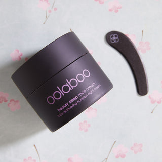 Oolaboo Beauty Sleep Night Cream avec spatule sur une fleur