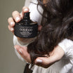 Oolaboo Blushy Truffle Sparkling Oil dans les cheveux