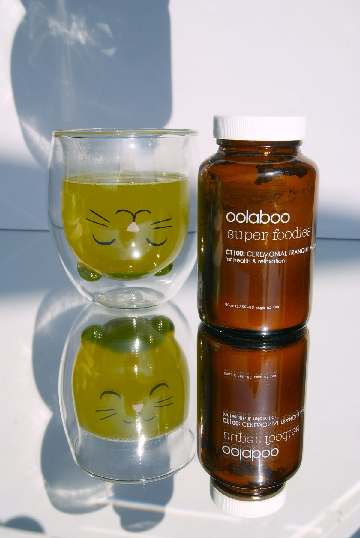 Oolaboo Super Foodies Ceremonial Tranquil Tea avec verre de matcha préparé