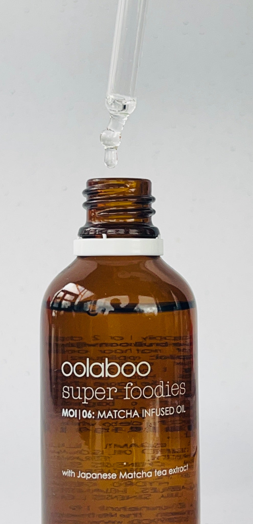 Oolaboo Super Foodies Matcha Infused Oil gros plan avec goutte d’huile