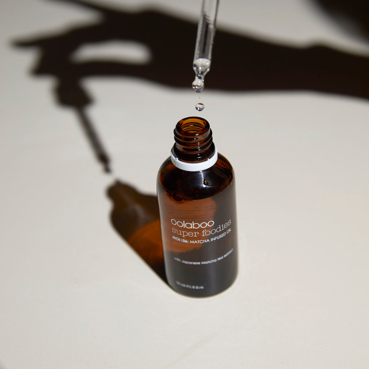 Oolaboo Super Foodies Matcha Infused Oil avec pipette au-dessus