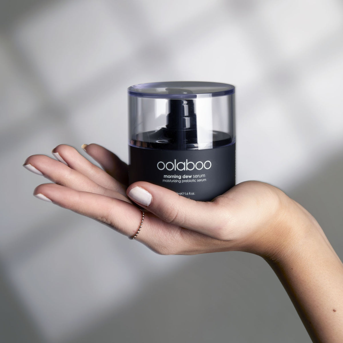 Oolaboo Morning Dew Prebiotic Serum dans la main
