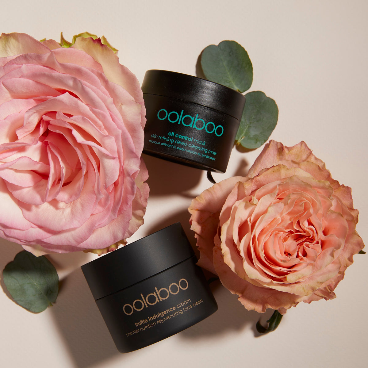 Oolaboo Oil Control Mask à côté de Truffle Indulgence Cream avec des roses