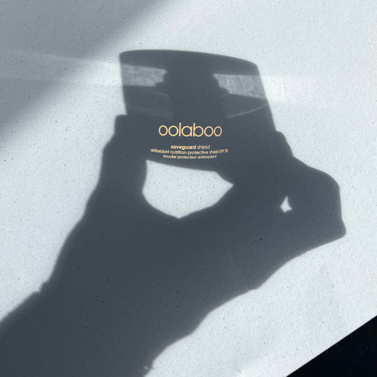 Oolaboo Saveguard Protective Shield SPF30 en ombre dans la main