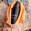 Oolaboo Skin Superb Organic Spray-on Bronzer dans un tissu orange