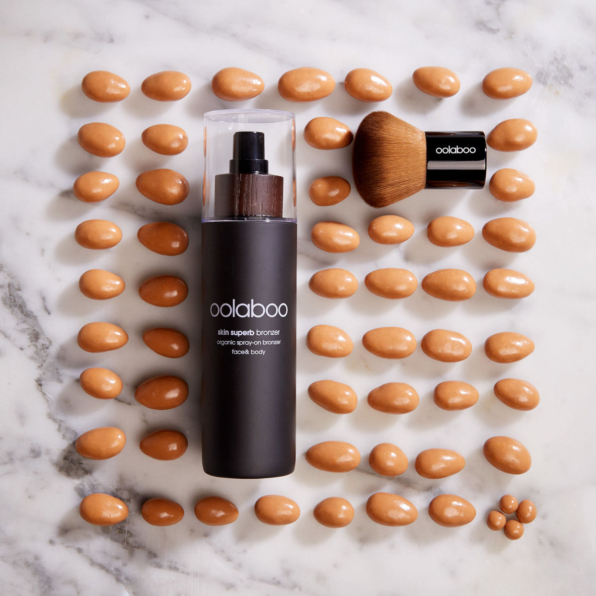 Oolaboo Skin Superb Organic Spray-on Bronzer avec pinceau et amandes