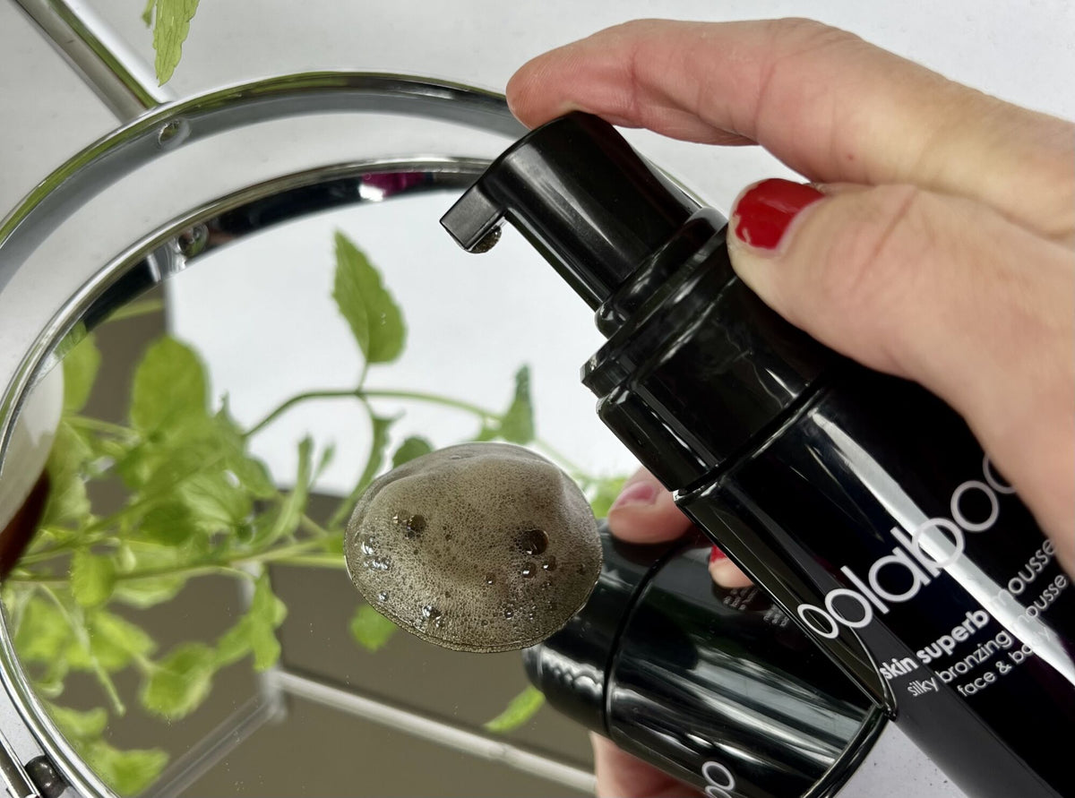 Oolaboo Skin Superb Silky Bronzing Mousse près d’un miroir