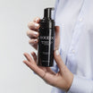 Oolaboo Skin Superb Silky Bronzing Mousse dans la main