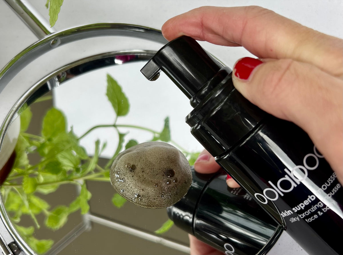Oolaboo Skin Superb Silky Bronzing Mousse avec une dose de mousse dans la main