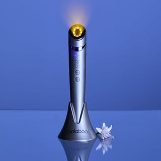 Oolaboo Smart Aesthetics Derma Pro 5+ sur fond bleu avec une fleur