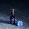 Oolaboo Smart Aesthetics SPF50 Protector flacon sur ardoise avec bleuet