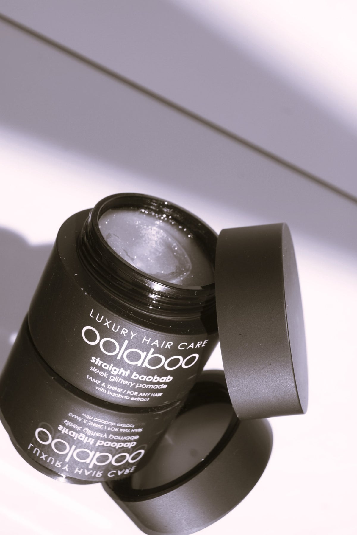 Oolaboo Straight Baobab Pomade pot ouvert avec texture de pommade
