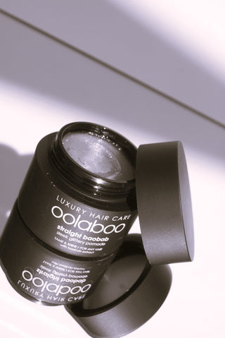 Oolaboo Straight Baobab Pomade geopend potje met pommadetextuur
