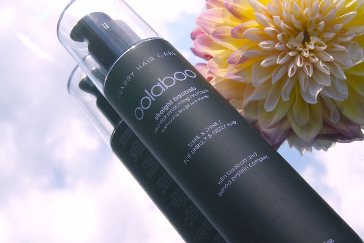 Oolaboo Straight Baobab Shampoo devant un ciel nuageux avec dahlia