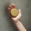 Oolaboo Super Foodies Eco Shampoo Bar dans la main