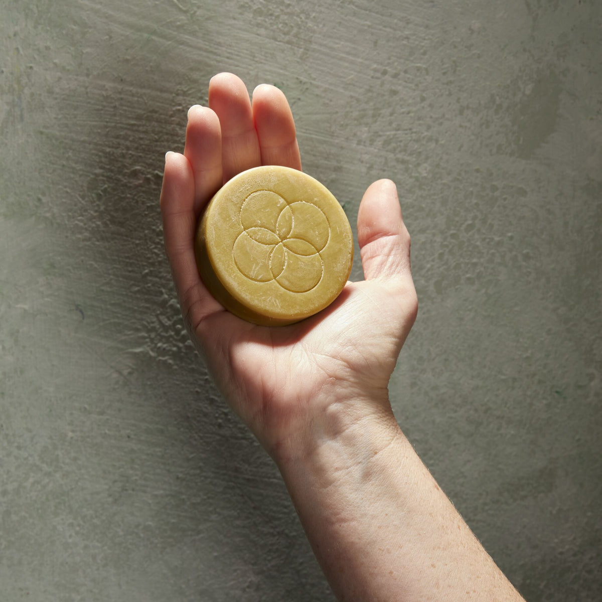 Oolaboo Super Foodies Eco Shampoo Bar dans la main