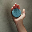 Oolaboo Super Foodies Face Cleansing Bar dans la main