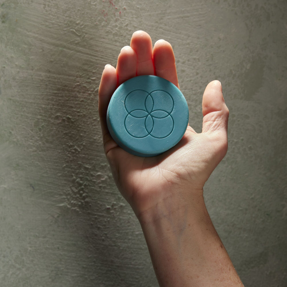 Oolaboo Super Foodies Face Cleansing Bar dans la main