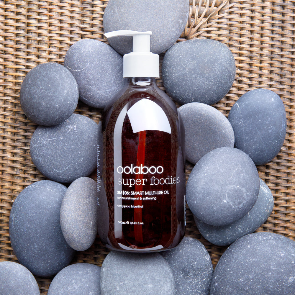 Oolaboo Super Foodies Happy Hand Soap sur des galets gris