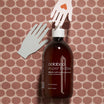 Oolaboo Super Foodies Happy Hand Soap entre des mains en papier