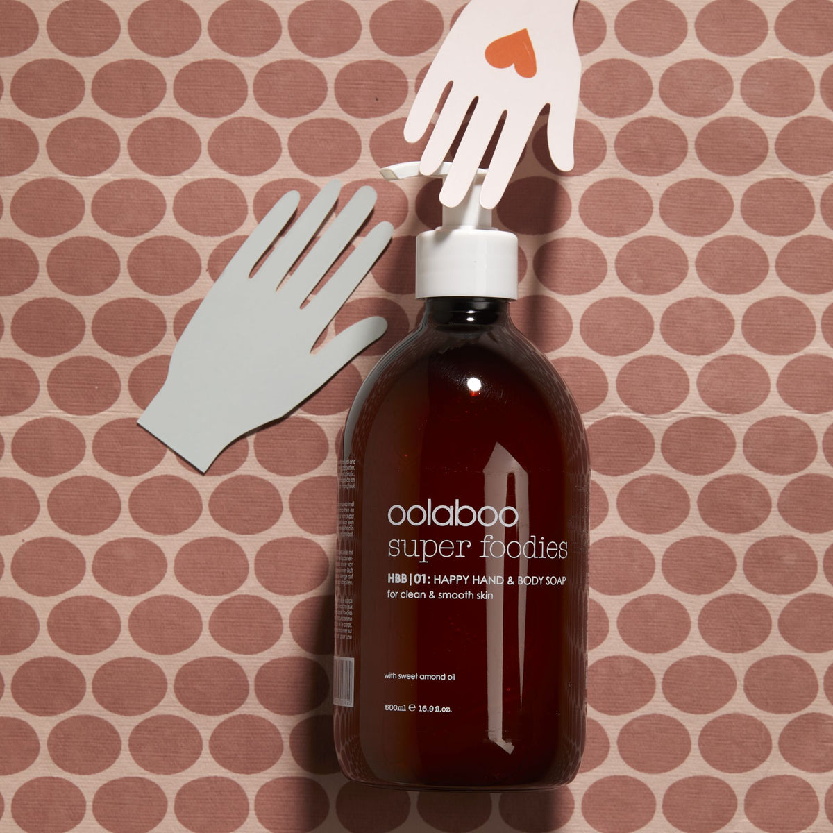 Oolaboo Super Foodies Happy Hand Soap entre des mains en papier