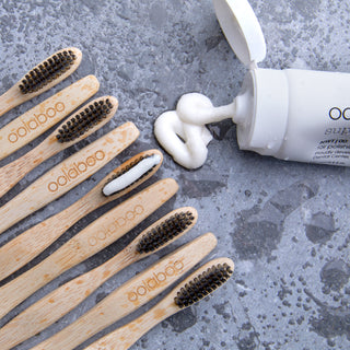Oolaboo Super Foodies Natural White Toothpaste avec des brosses à dents en bambou