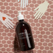 Oolaboo Super Foodies No Rinse Hand Gel entre des mains en papier