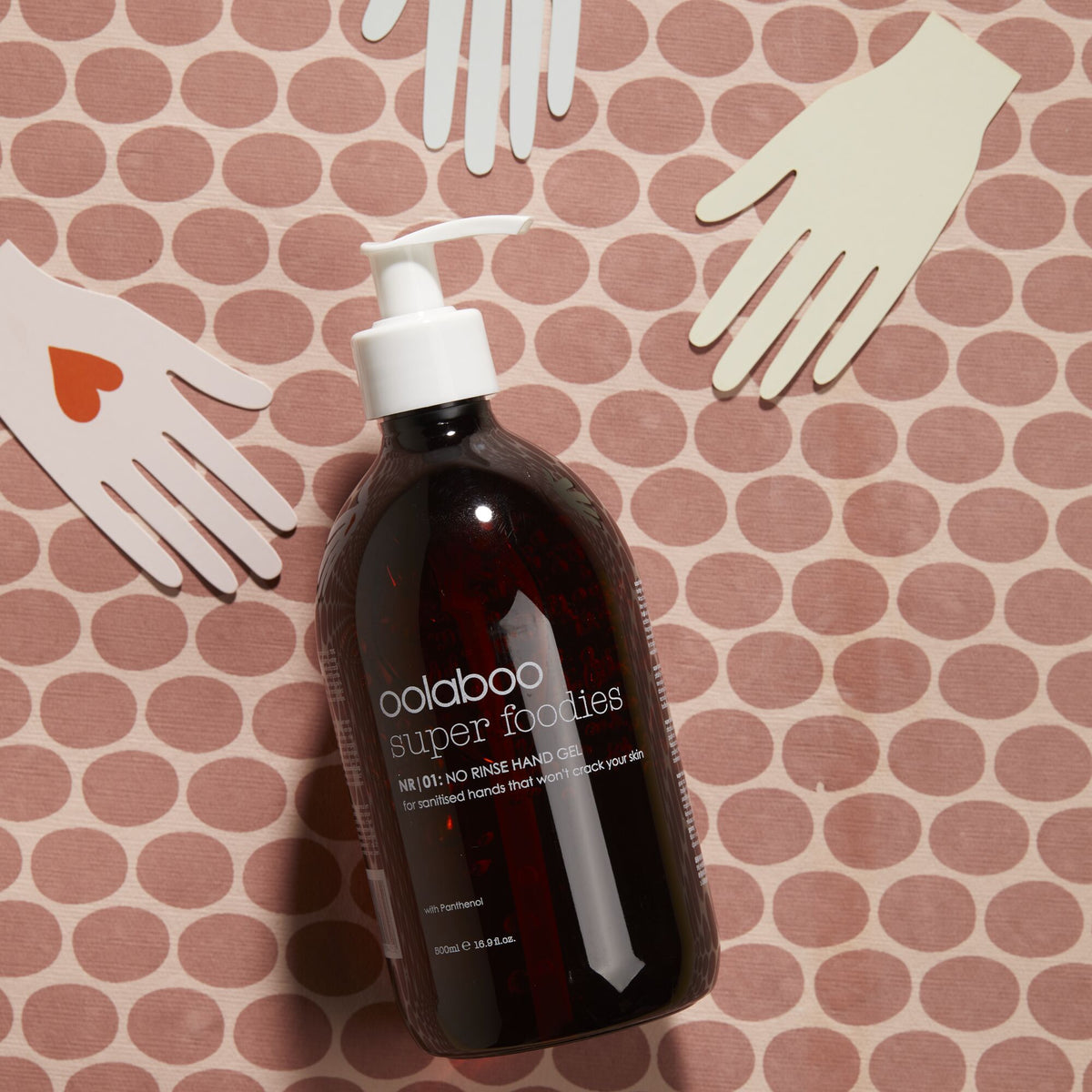 Oolaboo Super Foodies No Rinse Hand Gel entre des mains en papier