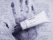 Oolaboo Super Foodies Velvety Hand Lotion sur une empreinte de main