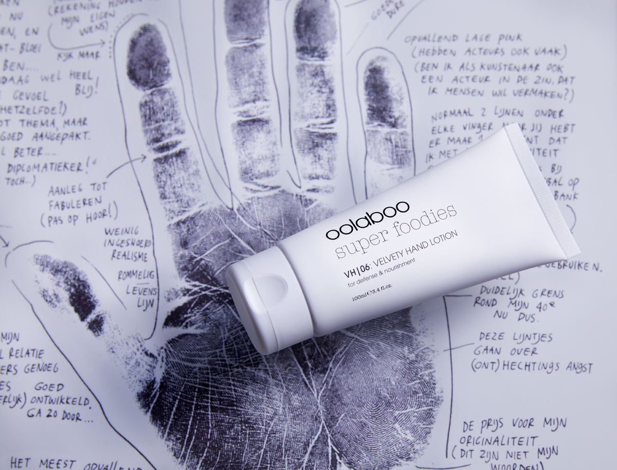 Oolaboo Super Foodies Velvety Hand Lotion sur une empreinte de main