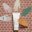 Oolaboo Super Foodies Velvety Hand Lotion entre des mains en papier