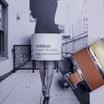 Oolaboo Super Foodies Whipped Modelling Cream pot sur une photo de ville