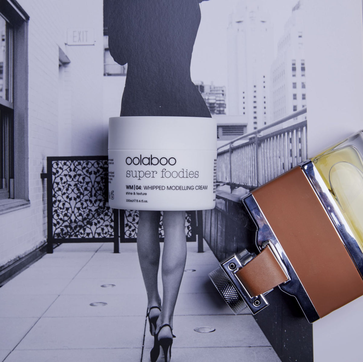 Oolaboo Super Foodies Whipped Modelling Cream pot sur une photo de ville